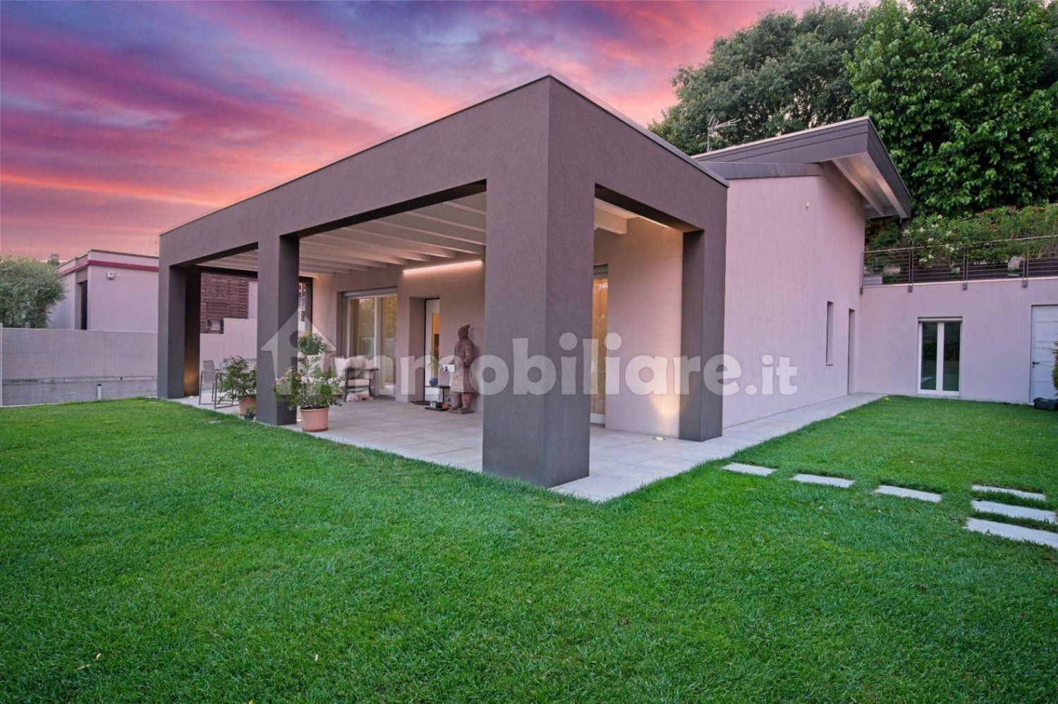 Villa de 3 dormitorios en Padenghe sul Garda, Italy No. 360387