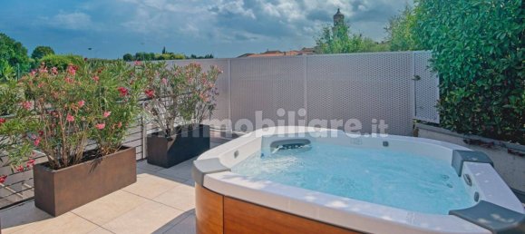 Villa de 3 dormitorios en Padenghe sul Garda, Italy No. 360387 16