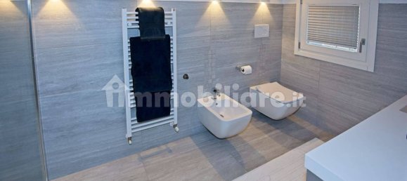 Villa de 3 dormitorios en Padenghe sul Garda, Italy No. 360387 14