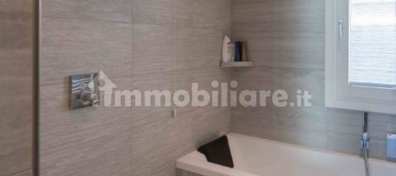 Villa de 3 dormitorios en Padenghe sul Garda, Italy No. 360387 10