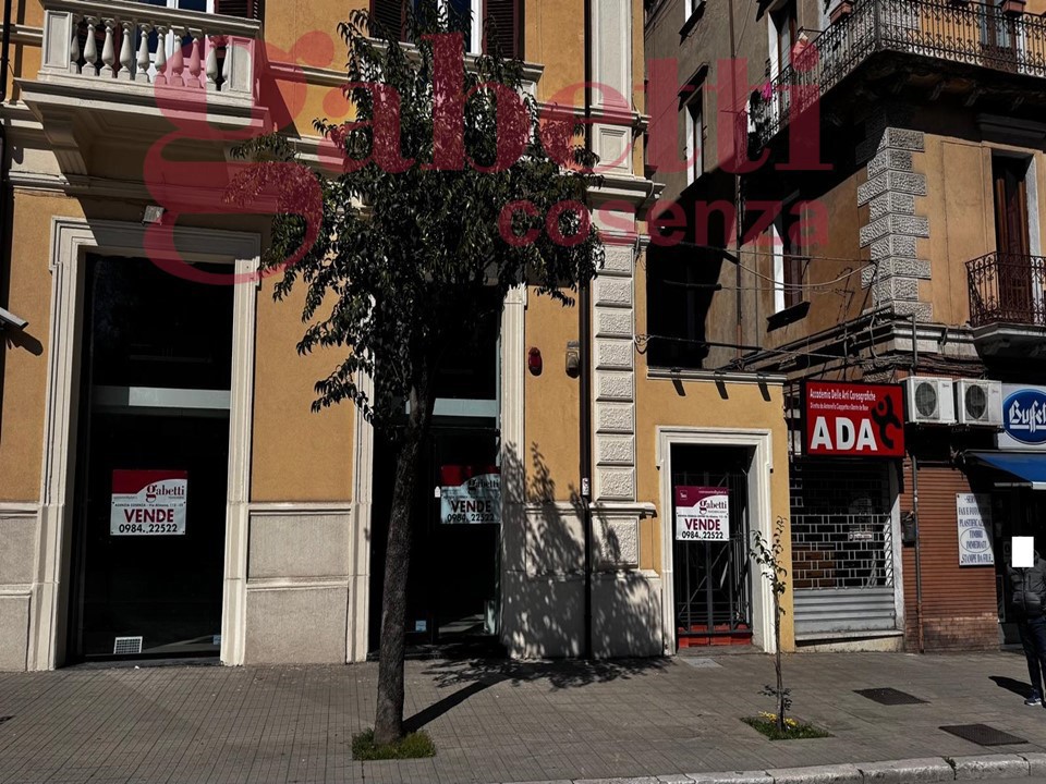 Imóvel comercial de 5 divisões em Cosenza, Italy N.º 36264