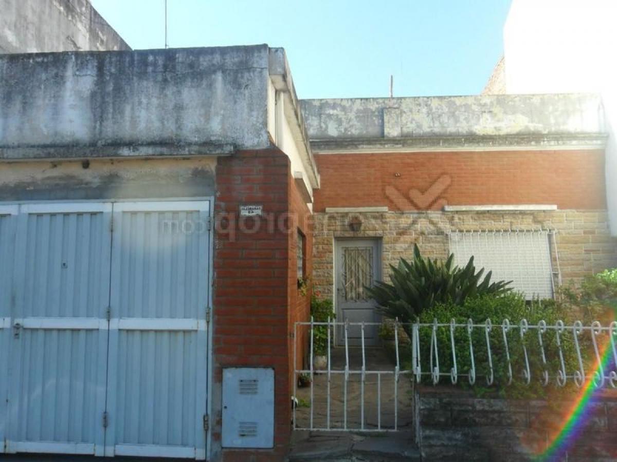 Casa de 2 dormitorios en Avellaneda, Argentina No. 75745