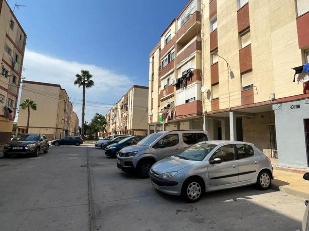 Apartamento T3 em La Linea de la Concepcion, Spain N.º 203106
