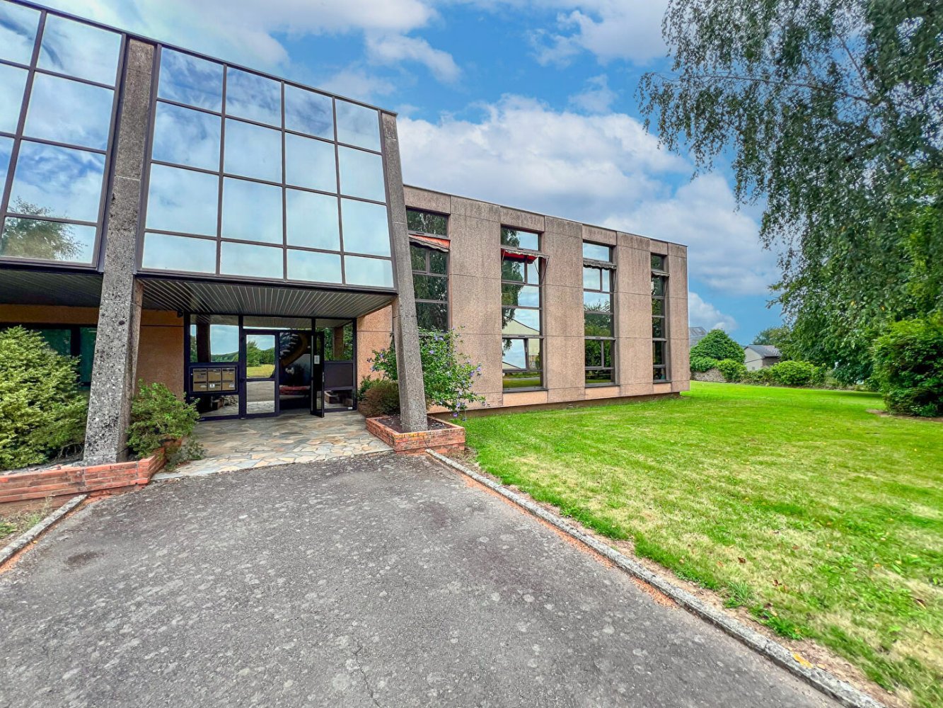 110m² Office in Orne, France No. 297235