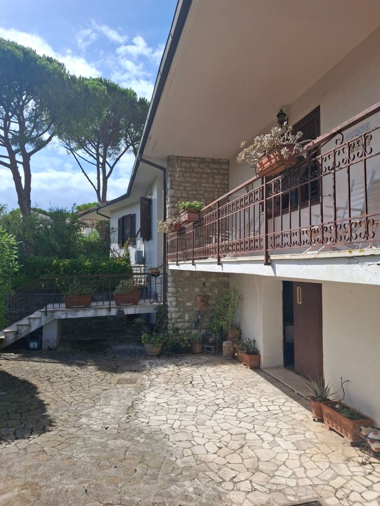 Villa de 7 dormitorios en Livorno, Italy No. 333898