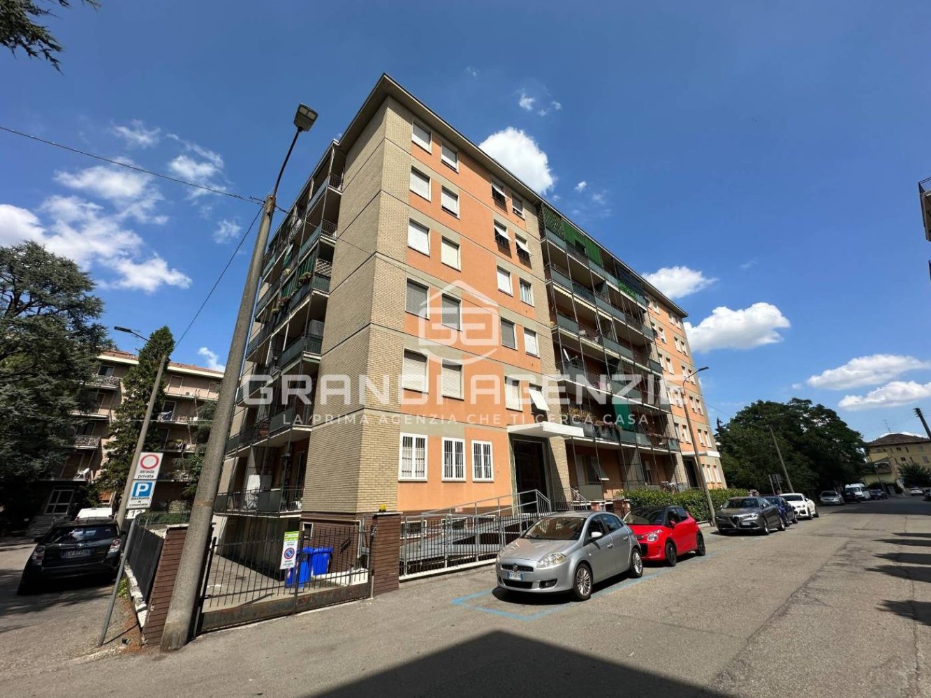 3 bedrooms Apartment in Parma, Italy No. 272579