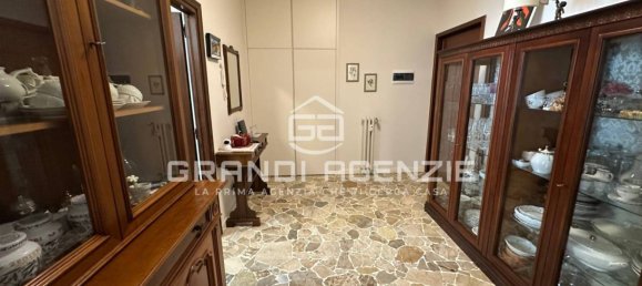 3 bedrooms Apartment in Parma, Italy No. 272579 7