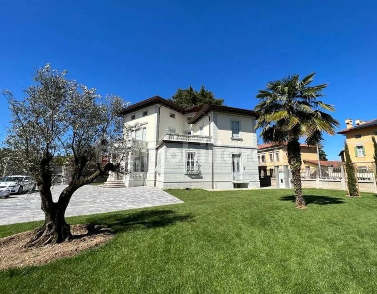 Вилла с 11 спальнями в Удине, Италия № 333016