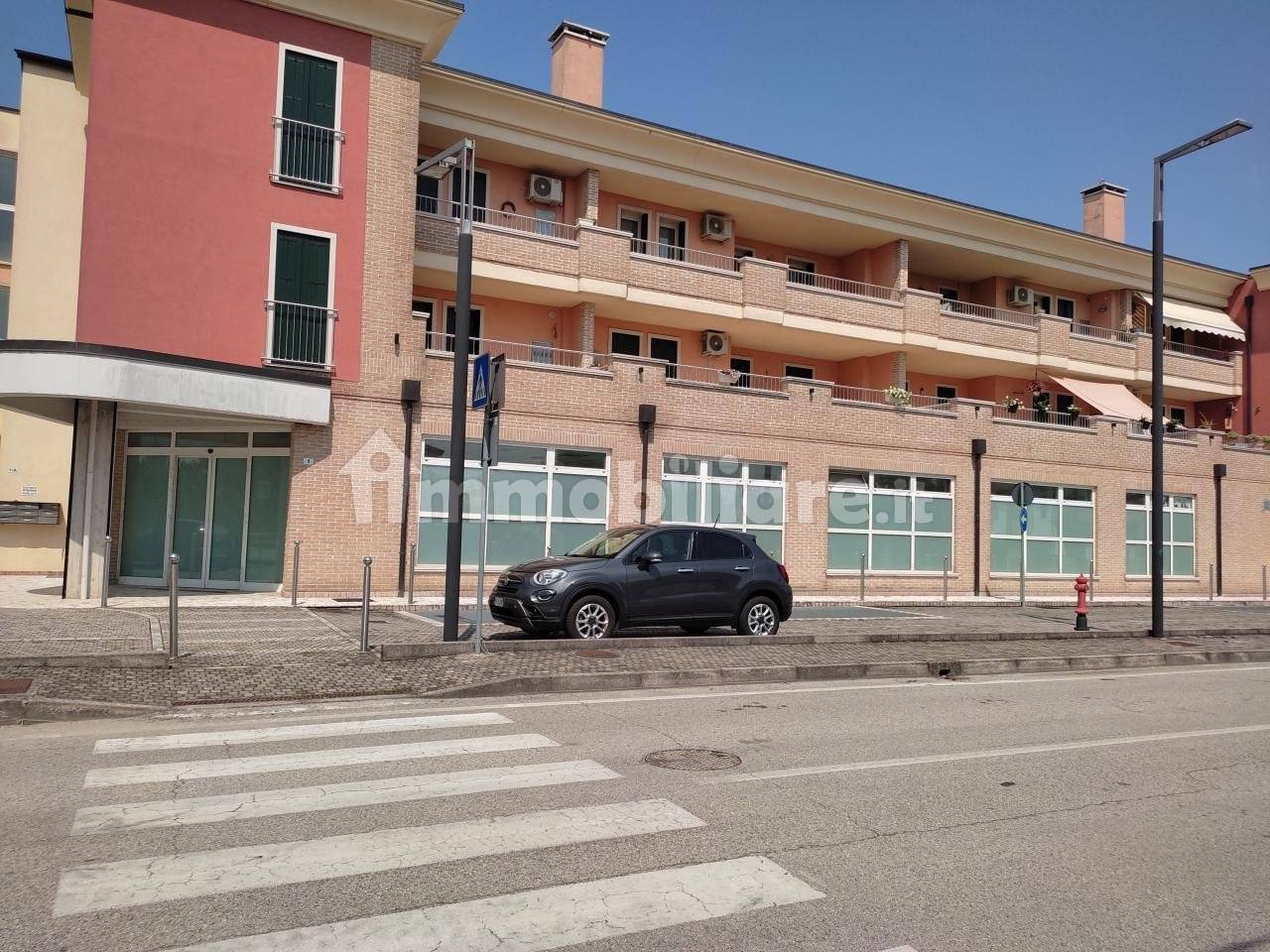 Propriété commerciale à Villa del Conte, Italy 810m² No. 227941