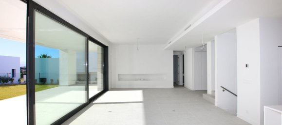 4 bedrooms Villa in Marbella, Spain No. 98877 27