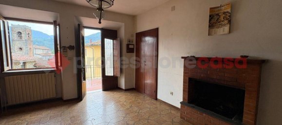 2 bedrooms House in Barga, Italy No. 323943 7