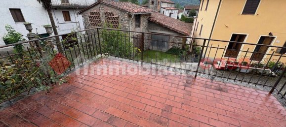 2 bedrooms House in Barga, Italy No. 323943 3