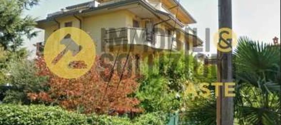 5-salle Appartement à Romano di Lombardia, Italy No. 278498 3