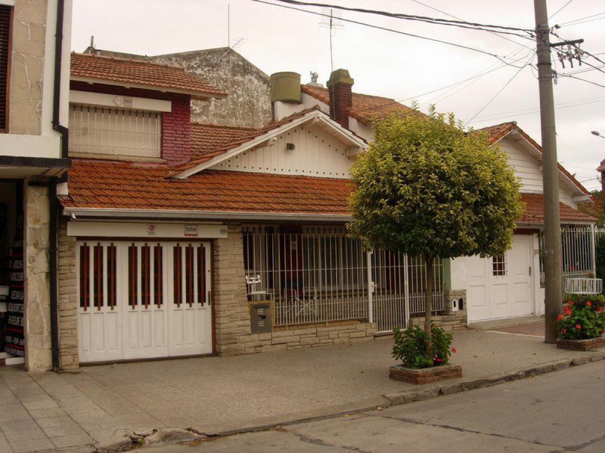 2 bedrooms House in Mar del Plata, Argentina No. 77041