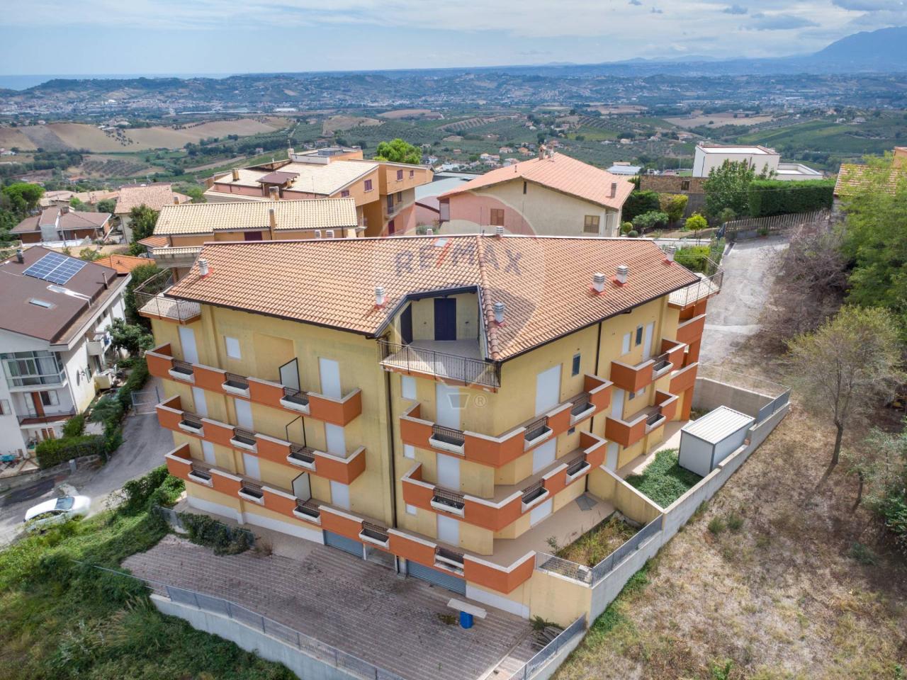 1-salle Garage à Città Sant'Angelo, Italy No. 104285