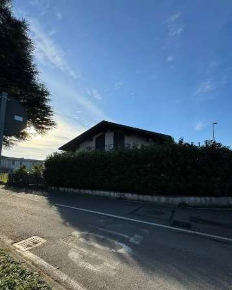 4 rooms Villa in Besana in Brianza, Italy No. 7809