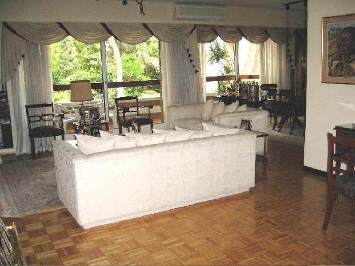 Apartamento de 3 dormitorios en Buenos Aires, Argentina No. 97087