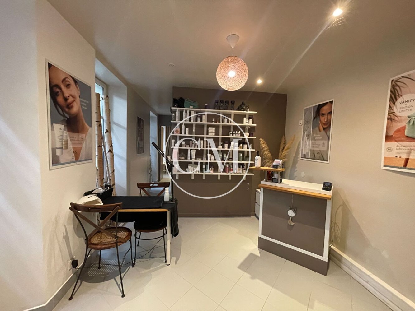 1 bedroom Commercial property in Montfort-l'Amaury, France No. 172393