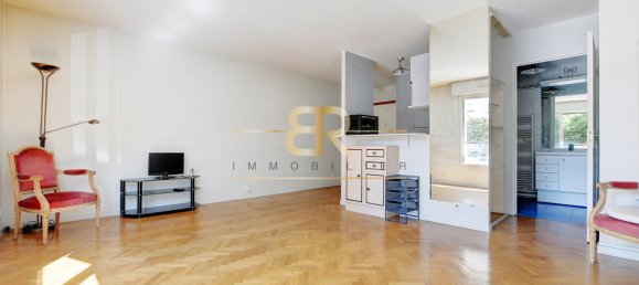 Studio in Paris, France No. 334702 5