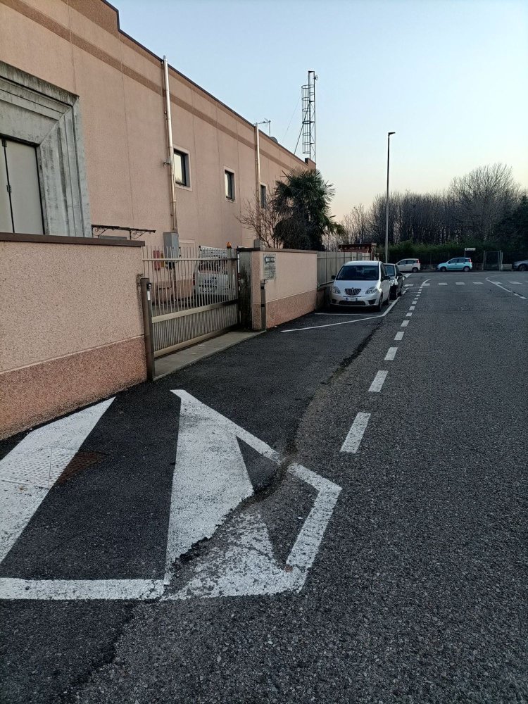 1041m² Warehouse in Gorla Maggiore, Italy No. 329667