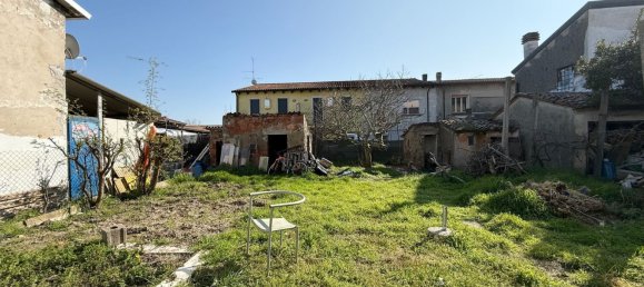 Casa de 6 habitaciónes en Ostiglia, Italy No. 3983 2
