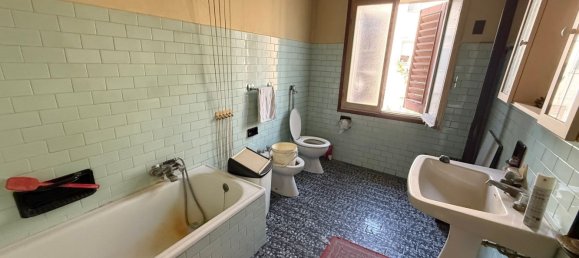 Casa de 6 habitaciónes en Ostiglia, Italy No. 3983 9