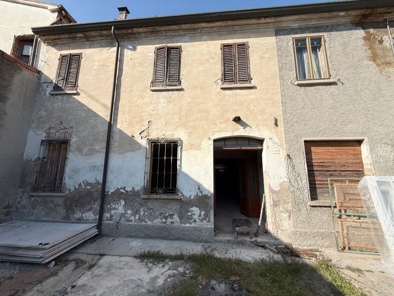Casa de 6 habitaciónes en Ostiglia, Italy No. 3983