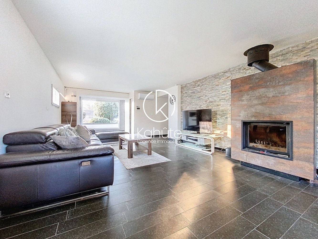 4 bedrooms Villa in Rhone, France No. 346410