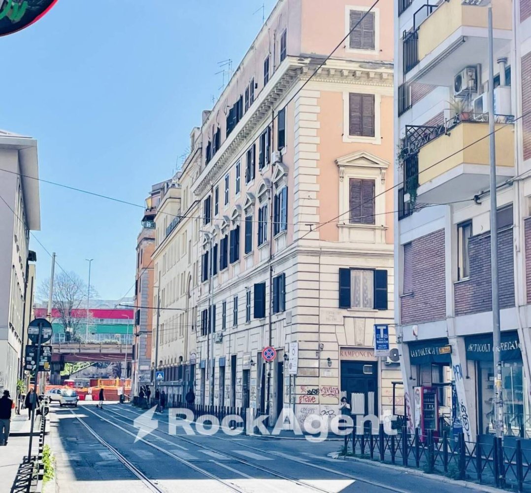 2 rooms Commercial property in Rome, Italy No. 296744