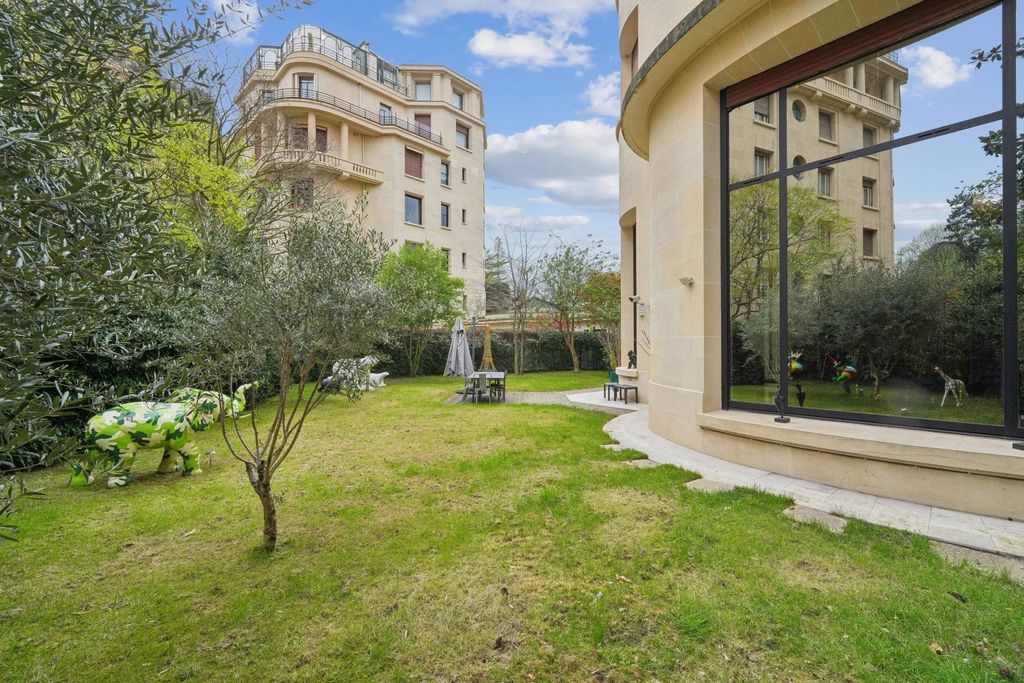 5 chambres Appartement à Paris, France No. 124552