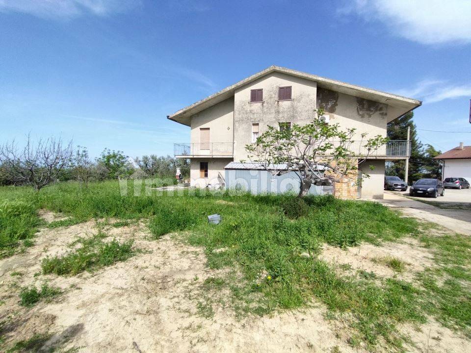 4 bedrooms House in Giuliano Teatino, Italy No. 284137