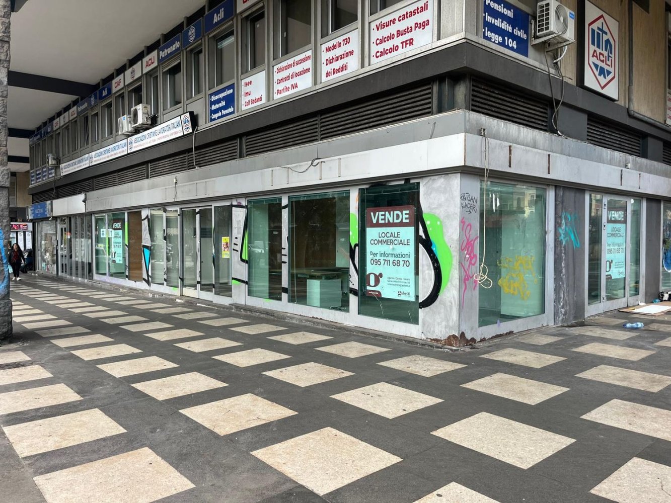 Oficina en Catania, Italy 435 m² No. 150897