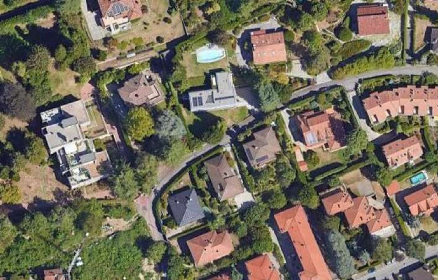 1064m² Warehouse in Induno Olona, Italy No. 389388