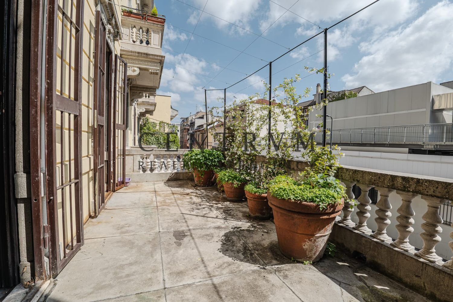 5 rooms Apartment in Milan, Italy No. 333233