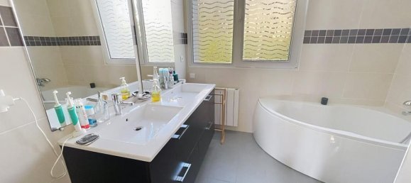 5 bedrooms Villa in Garches, France No. 117029 9