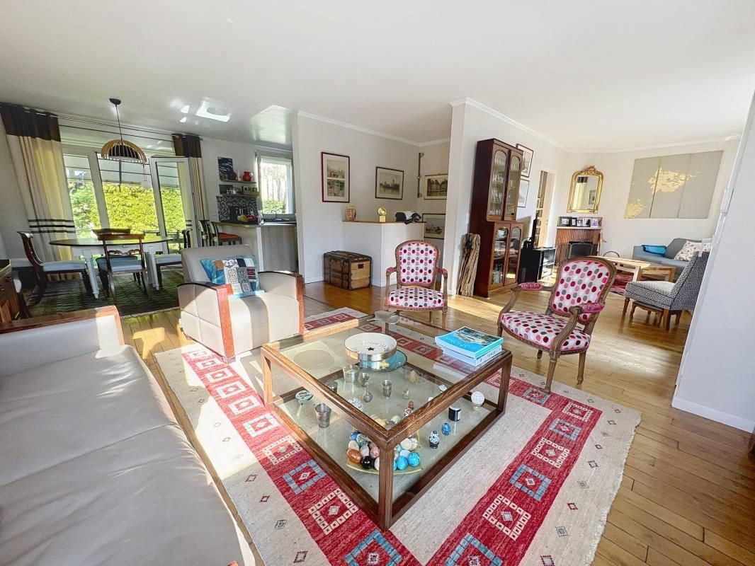 5 bedrooms Villa in Garches, France No. 117029