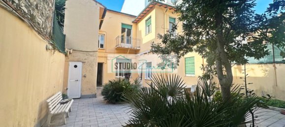 5 Schlafzimmer Haus in Viareggio, Italy, Nr. 48011 20