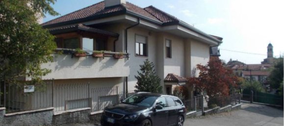 7 rooms Apartment in Varese, Italy No. 182586 2