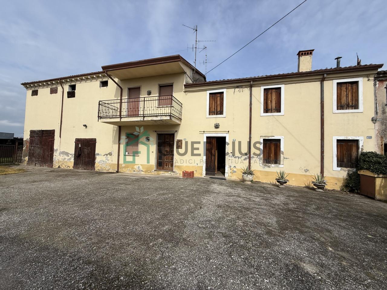 6 rooms House in Zimella, Italy No. 13732