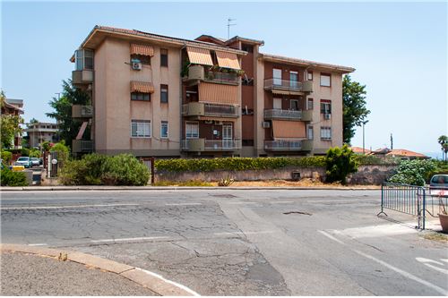 3 bedrooms Apartment in Catania, Italy No. 290217