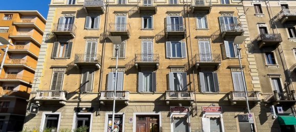 4 rooms Apartment in Turin, Italy No. 12680 2