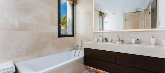 4 Schlafzimmer Doppelhaus in Marbella, Spain, Nr. 130449 17