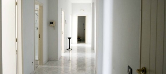 110m² Office in Trani, Italy No. 41124 3