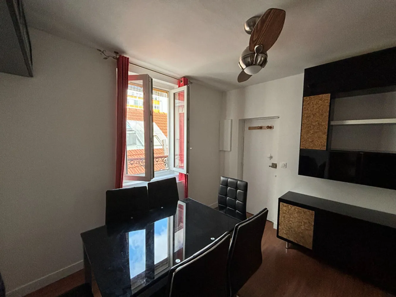 2 rooms Apartment in Paris, France No. 321602