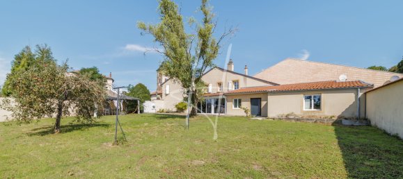 6 bedrooms House in Mey, France No. 251616 8