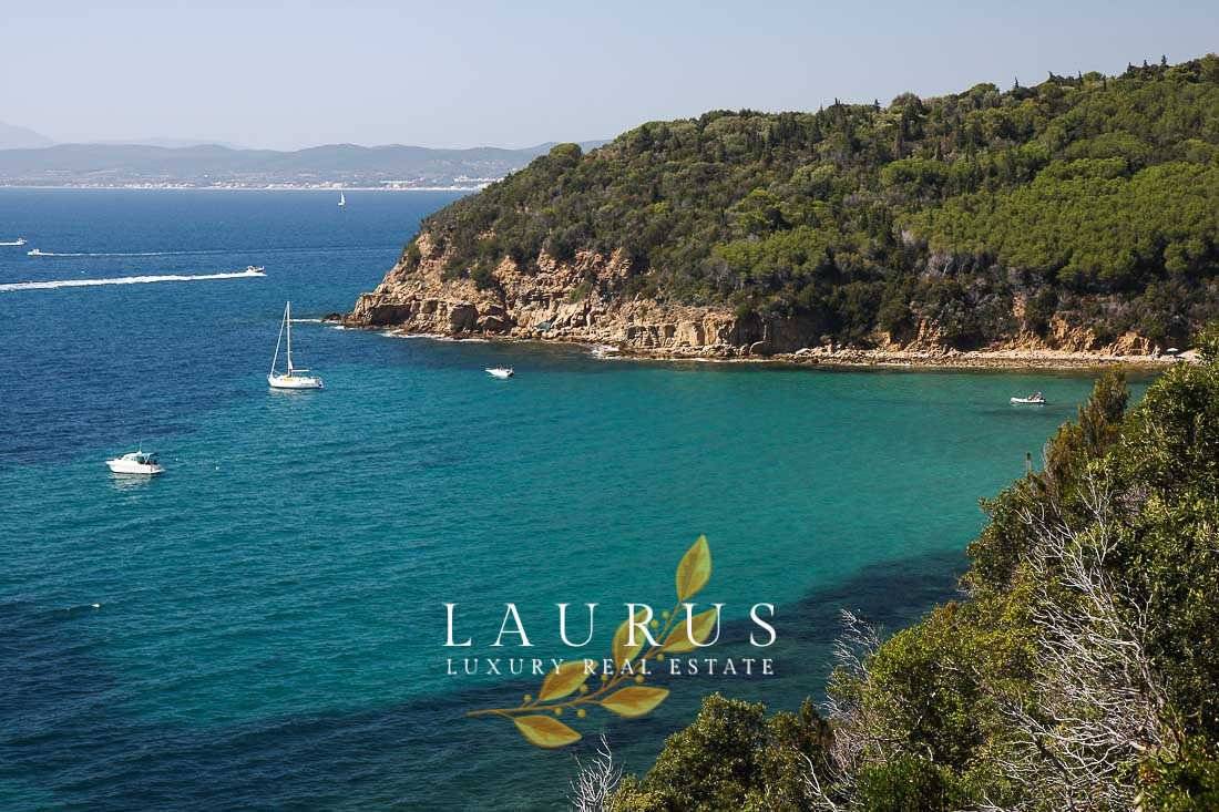 5 bedrooms Villa in Castiglione della Pescaia, Italy No. 106461