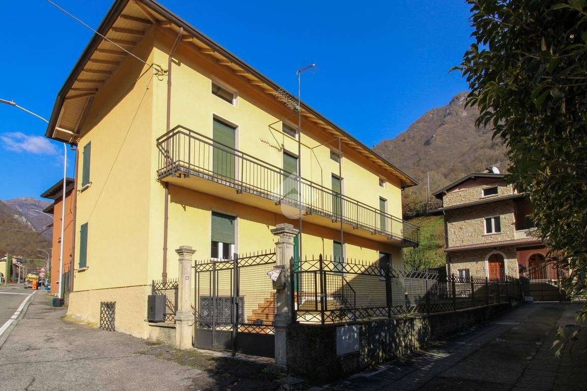 Villa de 4 dormitorios en Gardone Val Trompia, Italy No. 238812