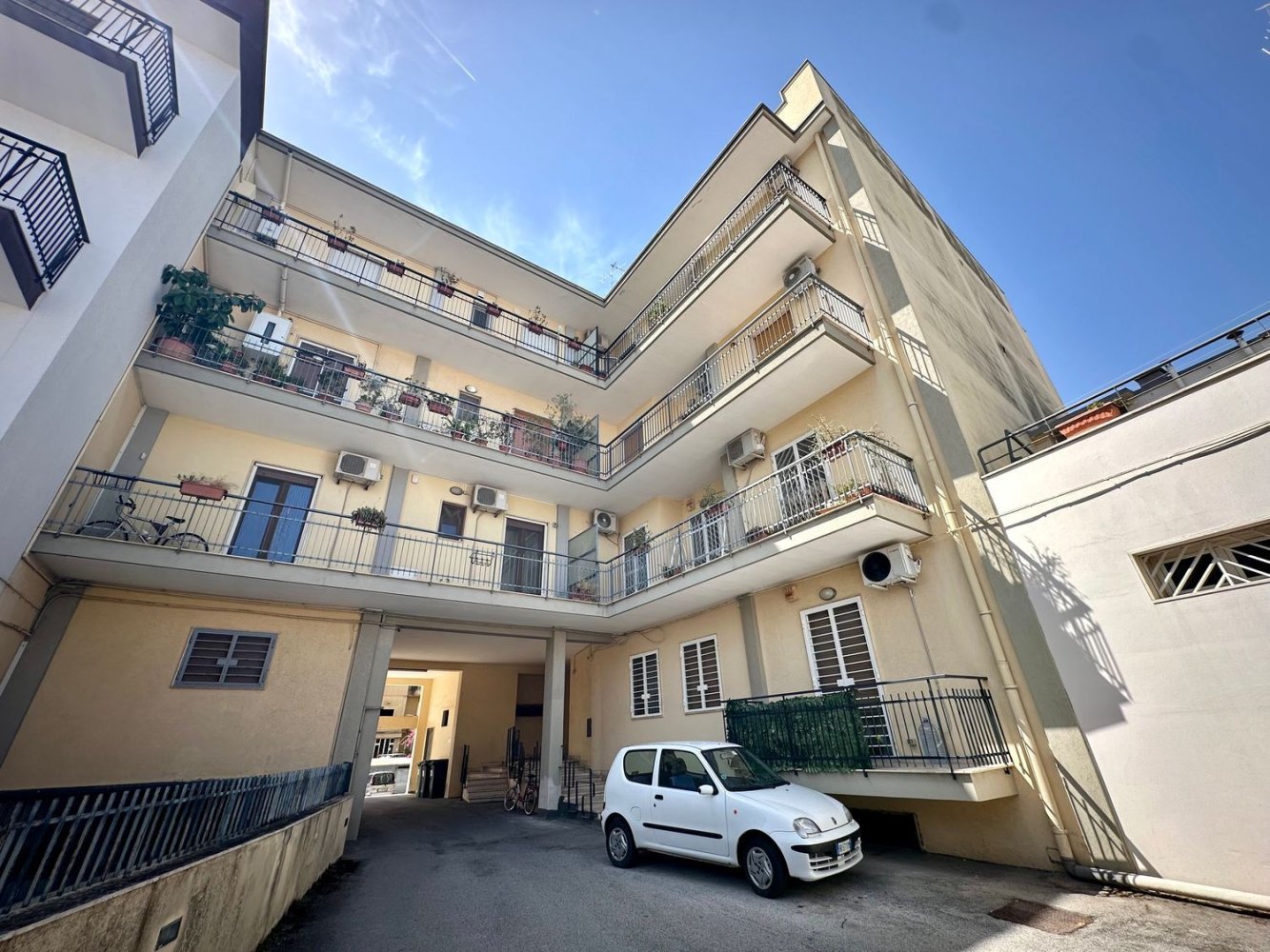 Квартира с 3 спальнями в Капурсо, Италия № 327828