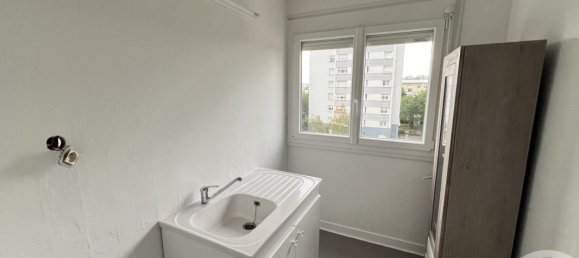 Estudio en Le Mans, France No. 97744 7