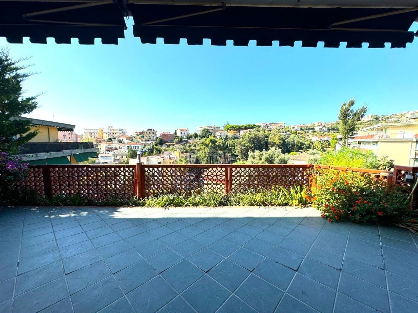 Apartamento de 2 habitaciónes en Sanremo, Italy No. 33273